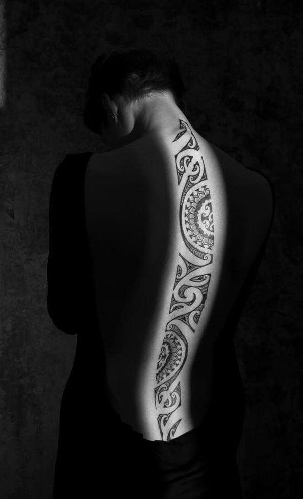 Tatuaje en la espalda, patrón tribal exclusivo, tinta negra