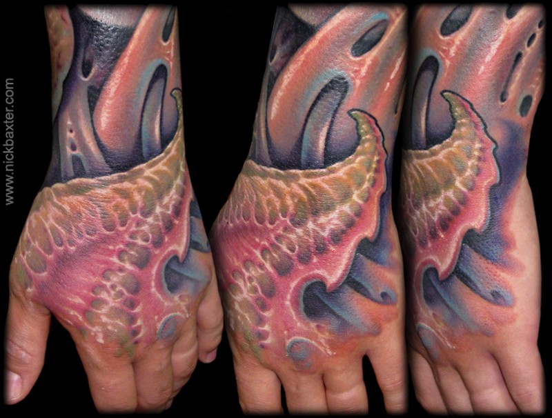 Übliches farbiges Hand Tattoo mit Alien wie Blätter