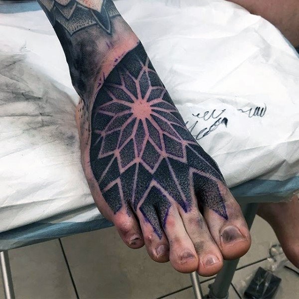 Style dotwork habituel sur le tatouage de pied d&quotornement floral