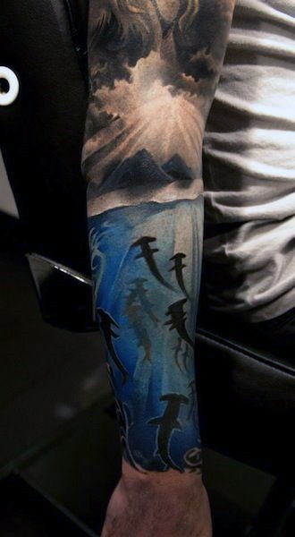Übliches halbfarbiges Ärmel Tattoo von Haien mit und Insel