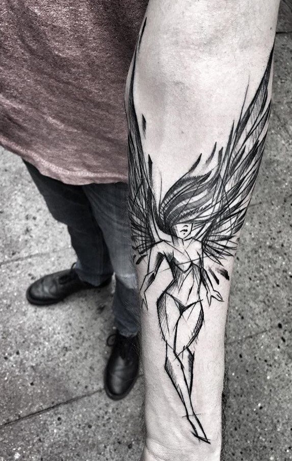 Bosquejo de tatuaje de ángel de tinta negra de aspecto habitual pintado por Inez Janiak en el antebrazo