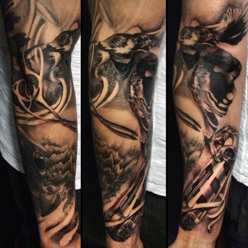 Üblich aussehendes schwarzes Unterarm Tattoo von fliegendem Adler und Leuchtturm