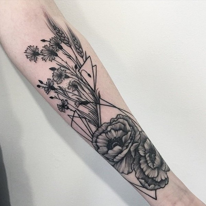 Tatuaje en el antebrazo, flores silvestres suaves del mismo color