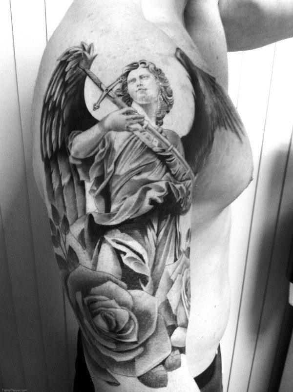 Tatuaje en el brazo,
ángel majestuoso con espada y rosa grande