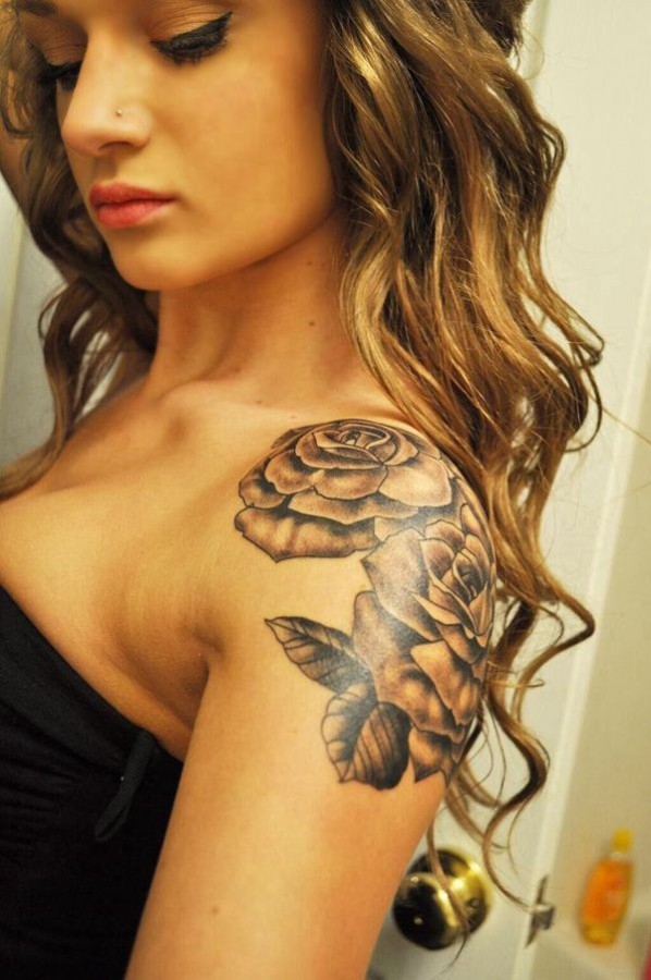 solito stile dipinto bianco e nero grande rose tatuaggio su spalla