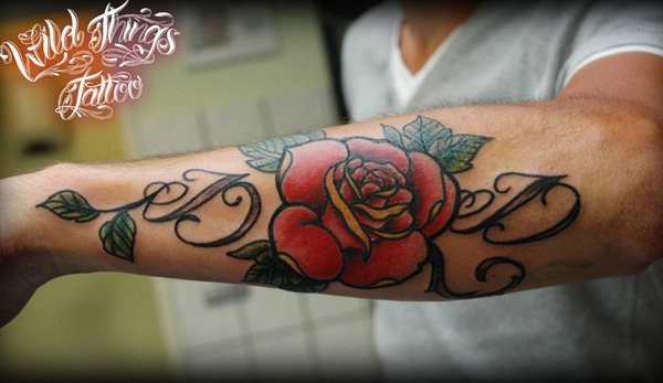 solito stile colorato rosa rossa tatuaggio su braccio
