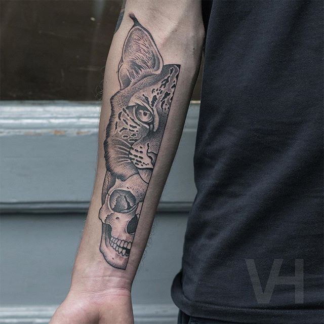 Valentin Hirsch típico tatuagem de antebraço tinta preta de gato selvagem e crânio humano