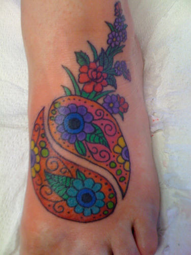 Tatuaggio colorato i fiori in stile Yin-Yang