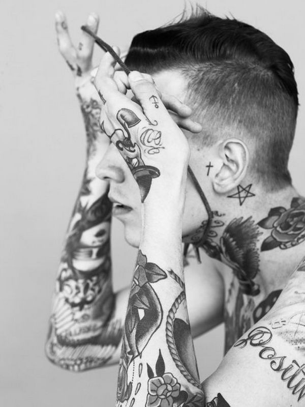 Verschiedene Oldschool Stile Tattoos am ganzen Körper