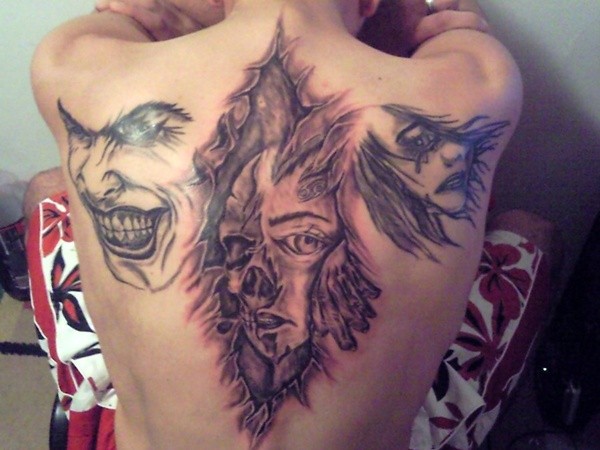 Tatuaje en la espalda, rostros de héroes malos, colores negro y blanco