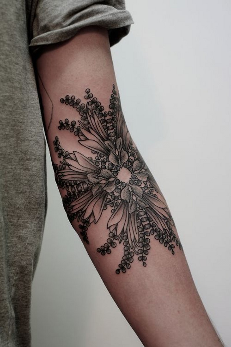 molto bello fiore nero e bianco tatuaggio su braccio