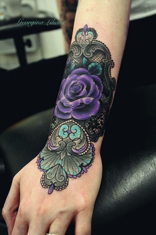 molto bello colorato grande fiore modellato tatuaggio su polso