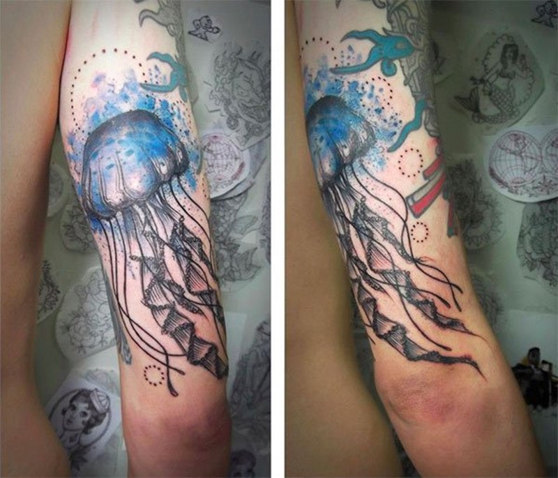 Sehr schöne farbige natürlich aussehende Qualle Tattoo am Arm