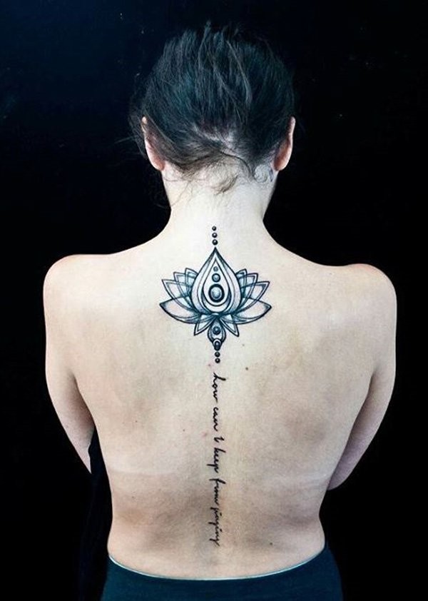 Tatuaje en la espalda,
flor exótica fantástica con inscripción