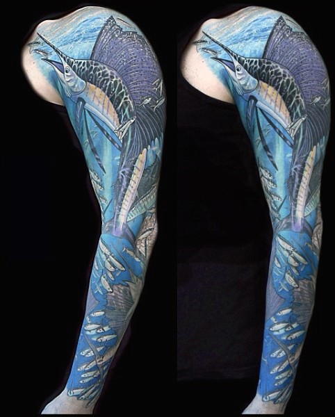 Tatuaje en el brazo, bandada de peces diferentes en el agua azul clara