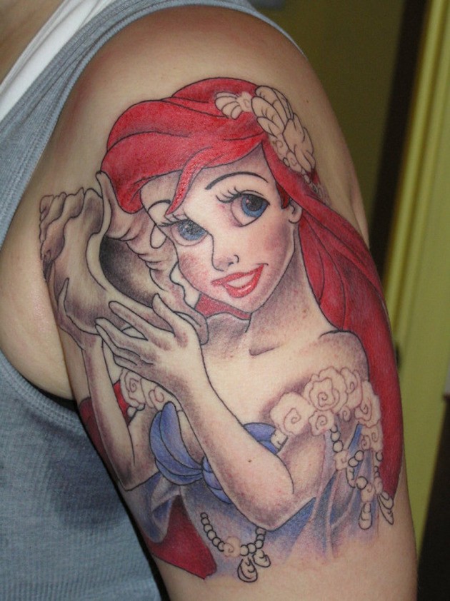 Sehr schön aussehendes farbiges Schulter Tattoo von cartoonischer Meerjungfrau Ariel mit Muschell