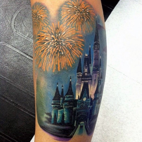 Tatuaje en la pierna, castillo grande fantástico con fuegos artificiales