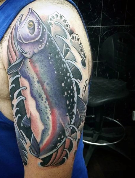 Sehr schön bemalter und gefärbter großer Fisch Tattoo am halben Ärmel