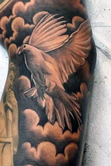 Tatuaje de paloma blanca hermosa en la pierna