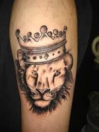 leone davvero bello con corona tatuaggio