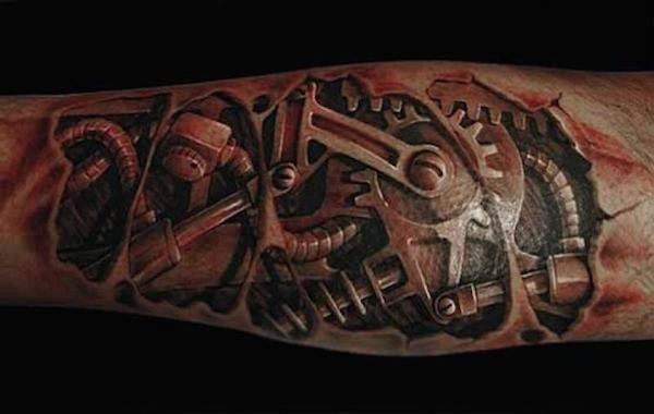 Sehr detailliertes farbiges unter der Haut biomechanisches Tattoo am Unterarm