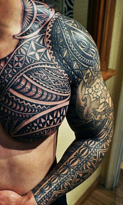 Sehr detailliertes massives schwarzweißes polynesisches Tattoo auf Ärmel und Brust