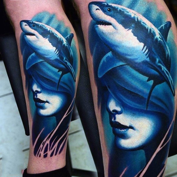 Sehr ausführliches mehrfarbiges Tattoo mit massivem Hai und Frauenkopf auf Bein