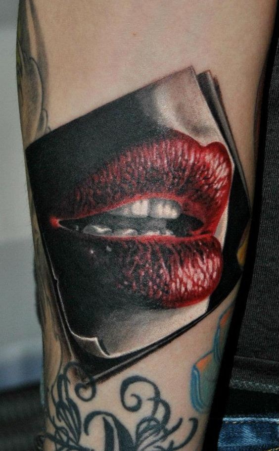 molto dettagliato naturale colorato foto le labbra seducente tatuaggio su braccio