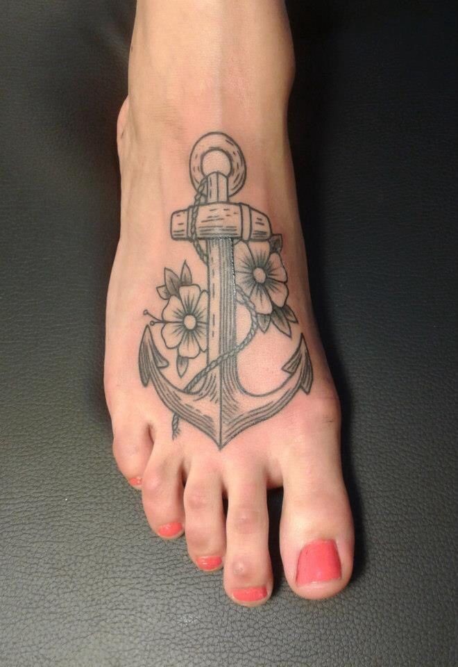 ancoraggio tradizionale davvero femminile con fiori tatuaggio su piedi
