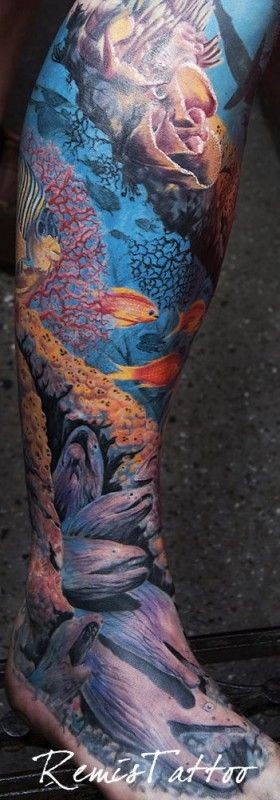 Detalles muy finos de tatuaje de los fondos marinos en la pierna por Remis.