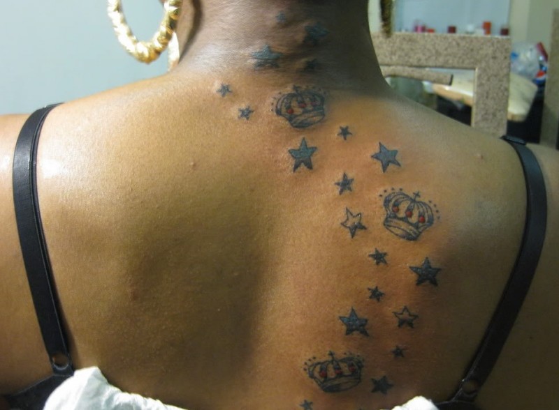 Tatuaje en la espalda,
coronas y estrellas pequeñas