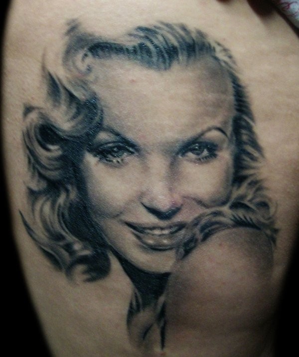 Very realistic black and white seductive woman portrait tattoo on thigh