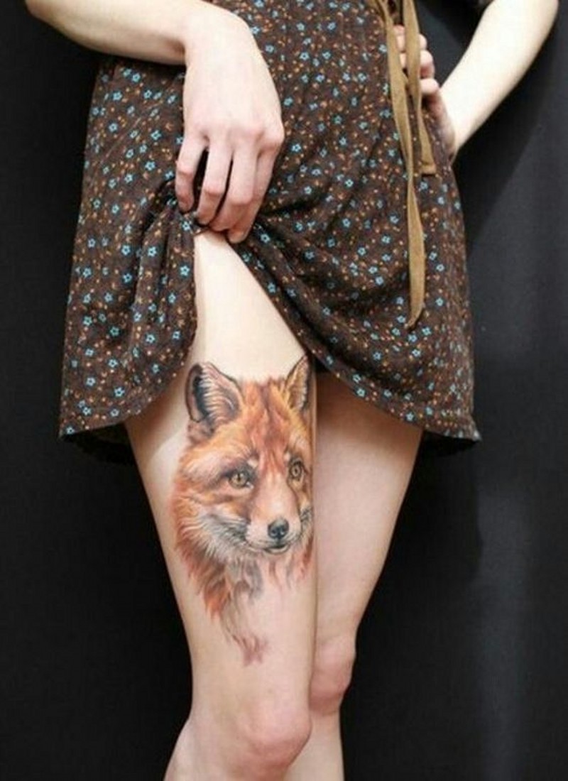 molto realistico grande volpe colorata tatuaggio su coscia