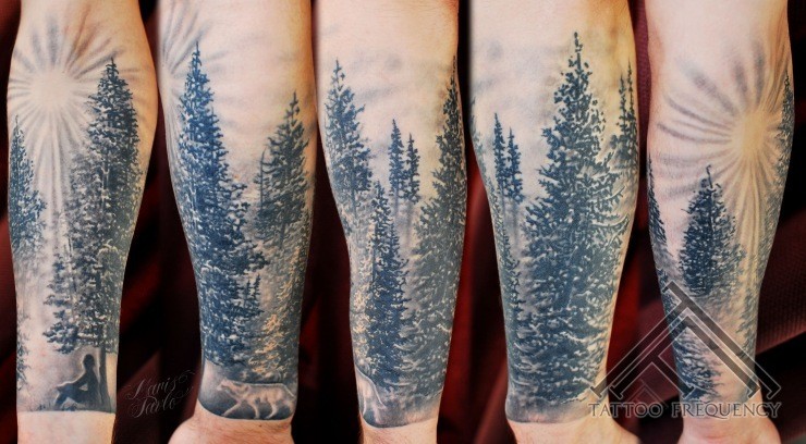 Sehr realistisch aussehender schwarzweißer morgendlicher Wald mit Wolf Tattoo am Ärmel