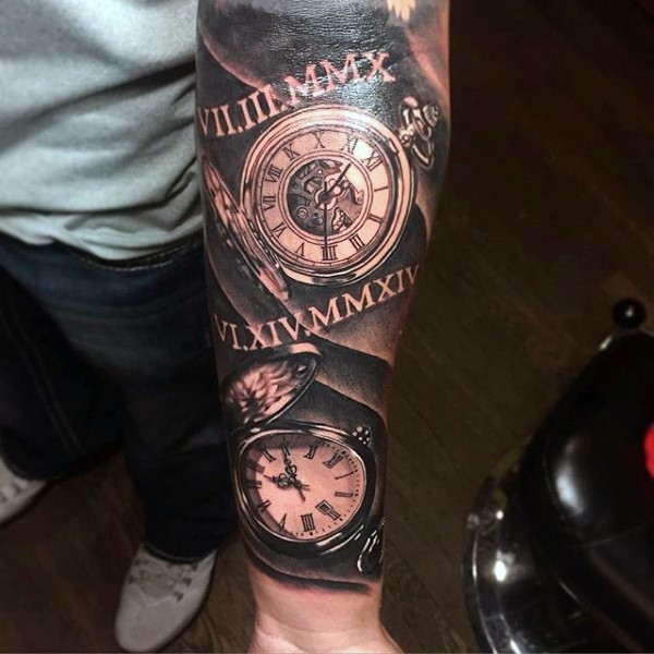 Tatuaje en el antebrazo, relojes diferentes, colores negro y blanco