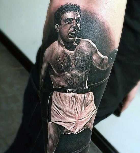 Sehr realistisch aussehendes schwarzweißes Tattoo mit Boxkämpfer am Arm