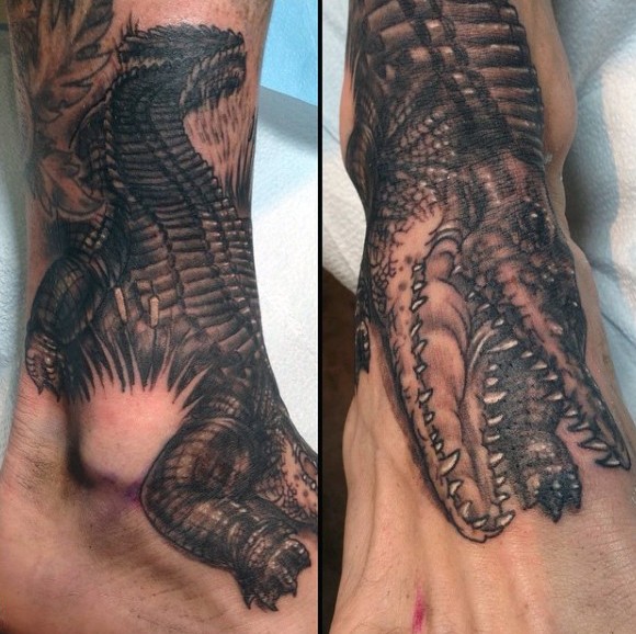 molto realistico nero e bianco alligatore furioso tatuaggio su caviglia