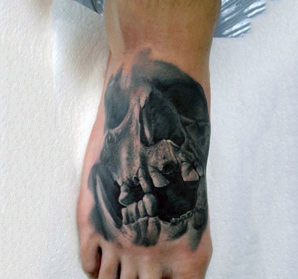 Sehr realistisch aussehender schwarzer und weißer alter Schädel Tattoo am Fuß