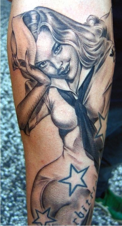 molto realistica nero e bianca ragazza pin up sexy tatuaggio su braccio
