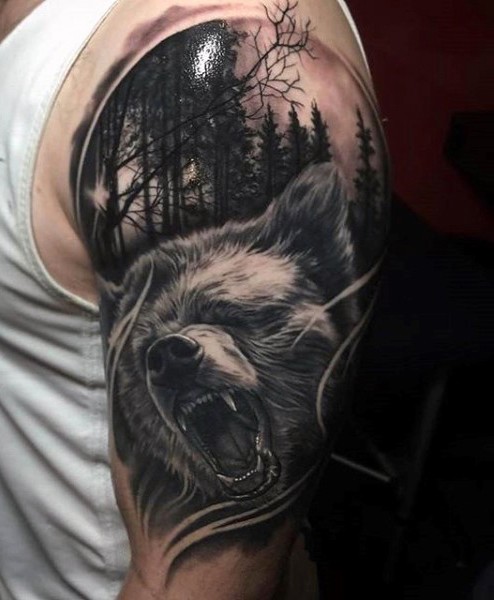molto realistico inchiostro nero dettagliato orso ruggente in foreste tatuaggio su spalla