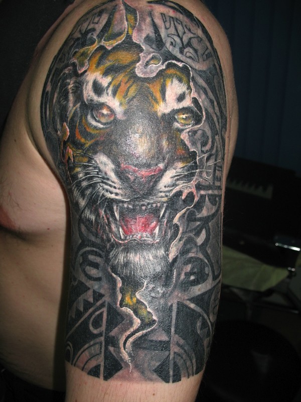 molto realistico colorato tigre ruggente tatuaggio su spalla