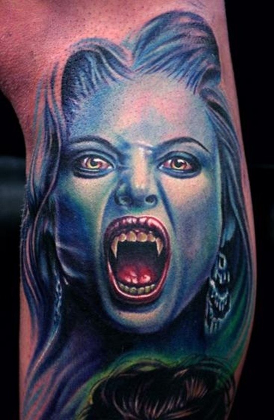 molto realistico colorato donna vampira malvaggiatatuaggio su gamba