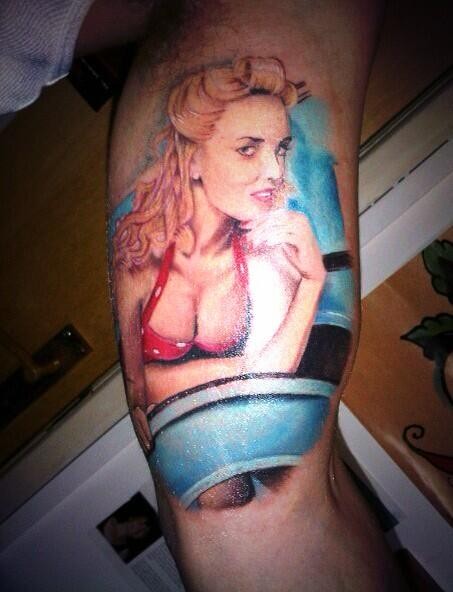 olto realistico colorato donna sexy tatuaggio su braccio