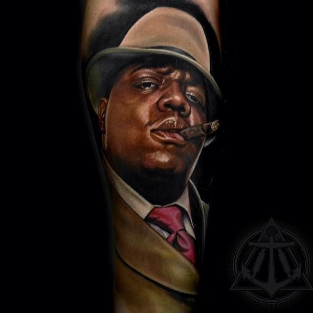 Sehr realistisch aussehender farbiger rauchender Gangster Tattoo am Arm