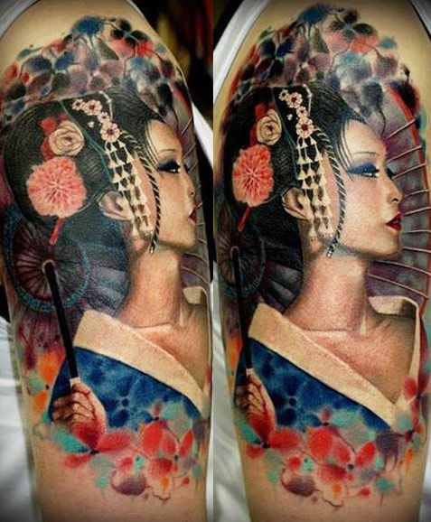 Tatuaje en el brazo,
geisha hermosa con flores, diseño multicolor realista
