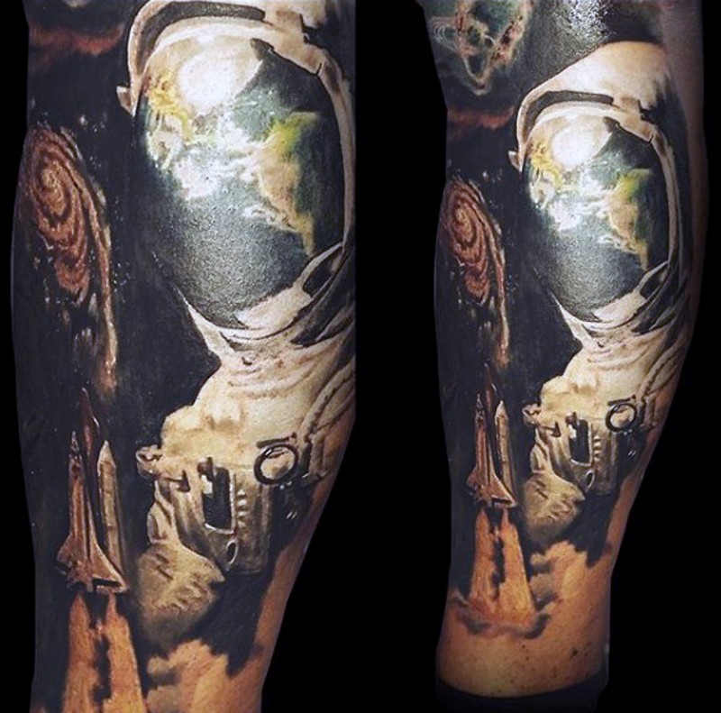 molto realistico grande colorato a tema spaziale con astronauta tatuaggio su gamba