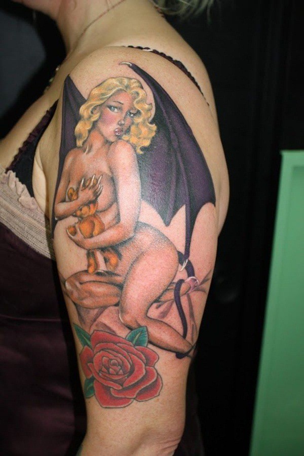 molto seducente dipinto demone donna nuda tatuaggio su spalla