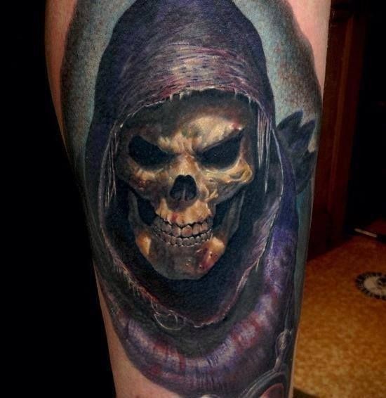 Tatuaje en la pierna,
esqueleto astuto en capucha