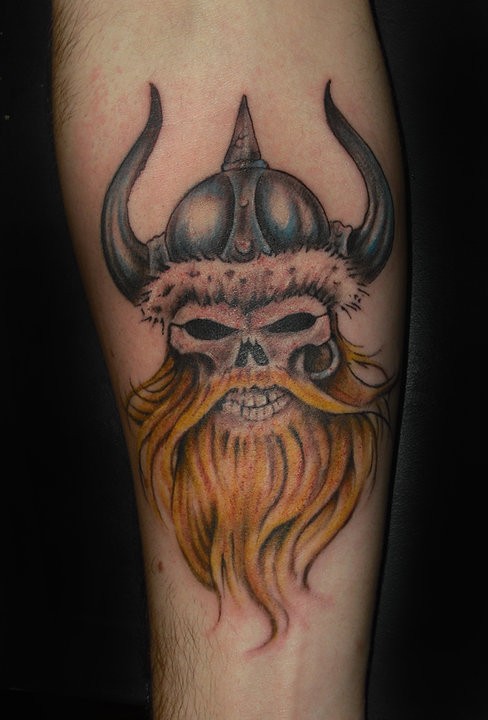 Tatuaje  cráneo de vikingo con la barba en el antebrazo
