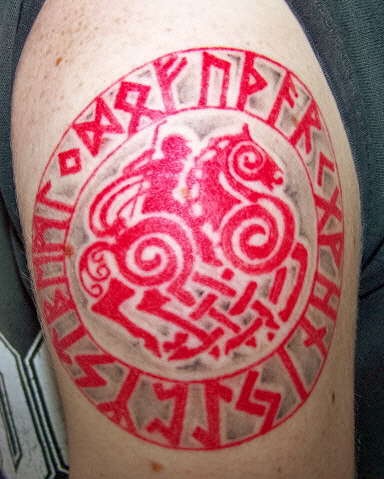 Tatuaje en tinta roja el signo de los vikings